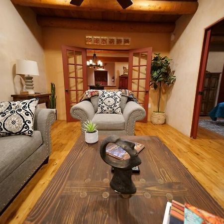 Magical Santa Fe Stay, Minutes From Town Square, Sleeps 4, Includes Free Parking And Outdoor Hot Tub! Exterior photo