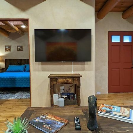 Magical Santa Fe Stay, Minutes From Town Square, Sleeps 4, Includes Free Parking And Outdoor Hot Tub! Exterior photo