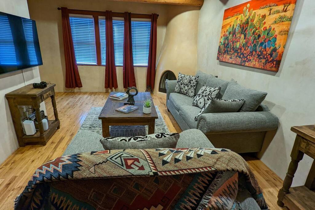 Magical Santa Fe Stay, Minutes From Town Square, Sleeps 4, Includes Free Parking And Outdoor Hot Tub! Exterior photo