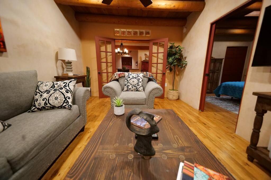 Magical Santa Fe Stay, Minutes From Town Square, Sleeps 4, Includes Free Parking And Outdoor Hot Tub! Exterior photo