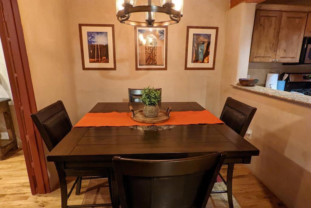 Magical Santa Fe Stay, Minutes From Town Square, Sleeps 4, Includes Free Parking And Outdoor Hot Tub! Exterior photo