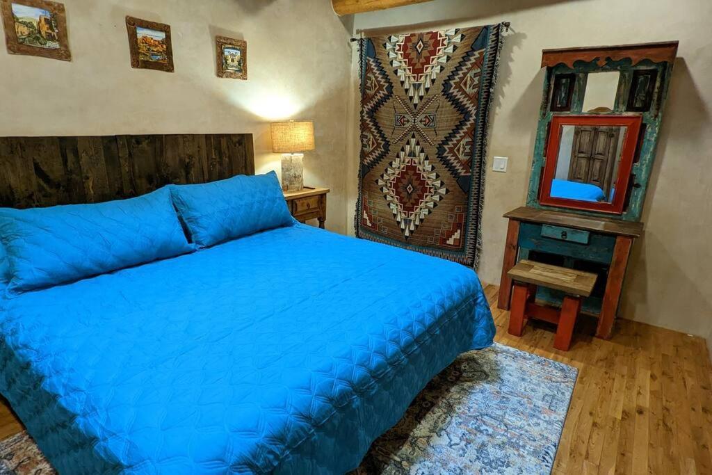 Magical Santa Fe Stay, Minutes From Town Square, Sleeps 4, Includes Free Parking And Outdoor Hot Tub! Exterior photo
