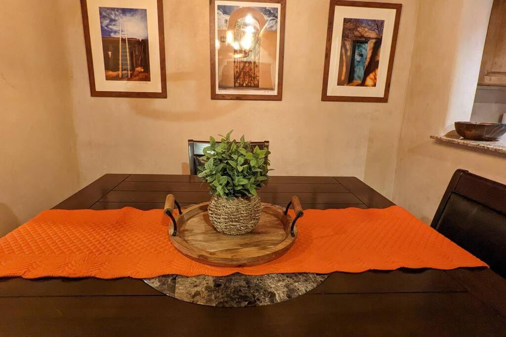 Magical Santa Fe Stay, Minutes From Town Square, Sleeps 4, Includes Free Parking And Outdoor Hot Tub! Exterior photo