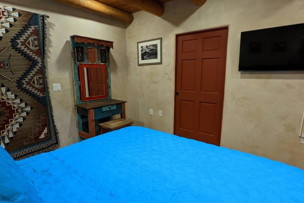 Magical Santa Fe Stay, Minutes From Town Square, Sleeps 4, Includes Free Parking And Outdoor Hot Tub! Exterior photo