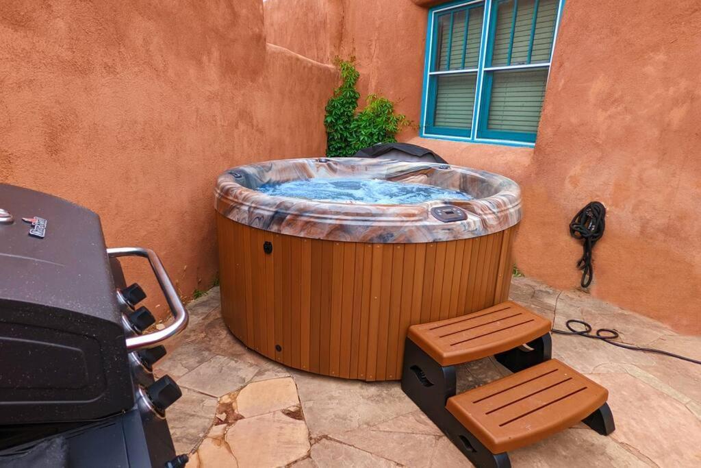 Magical Santa Fe Stay, Minutes From Town Square, Sleeps 4, Includes Free Parking And Outdoor Hot Tub! Exterior photo