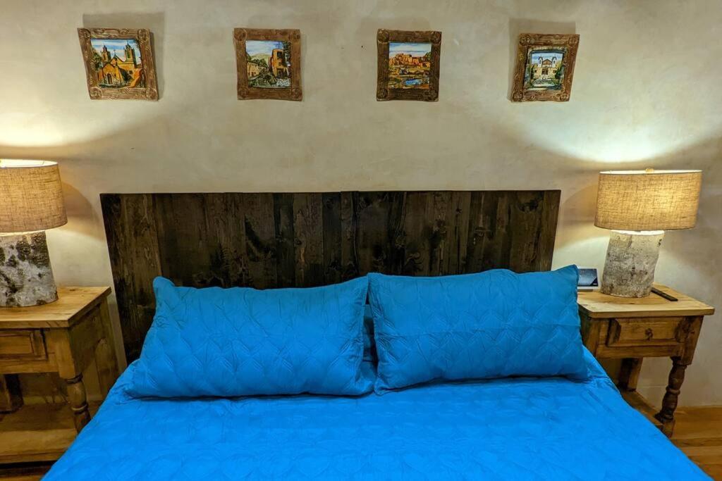 Magical Santa Fe Stay, Minutes From Town Square, Sleeps 4, Includes Free Parking And Outdoor Hot Tub! Exterior photo