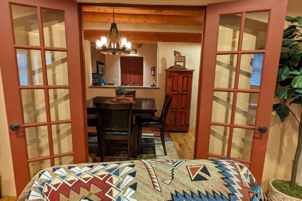 Magical Santa Fe Stay, Minutes From Town Square, Sleeps 4, Includes Free Parking And Outdoor Hot Tub! Exterior photo