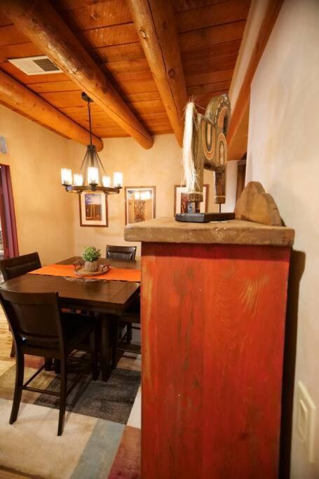 Magical Santa Fe Stay, Minutes From Town Square, Sleeps 4, Includes Free Parking And Outdoor Hot Tub! Exterior photo