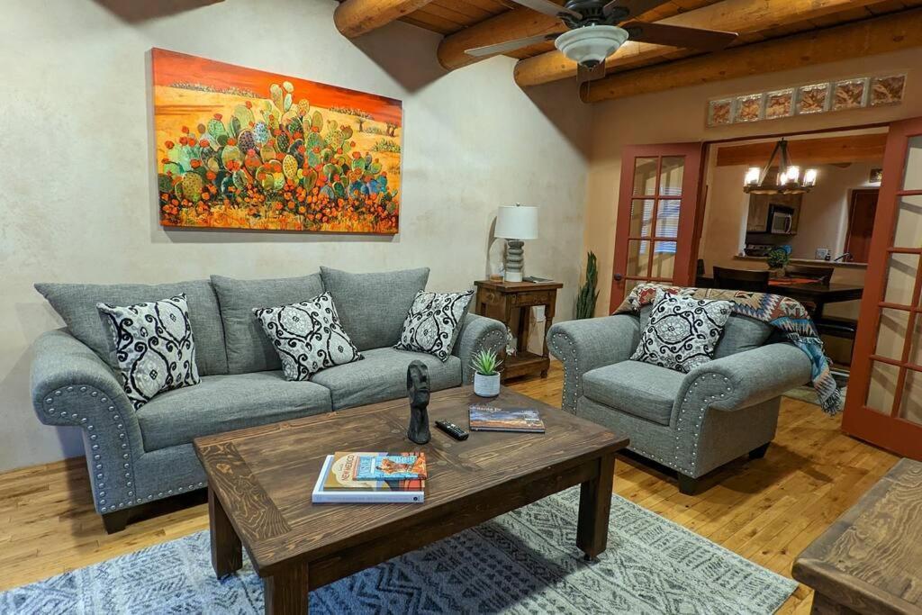 Magical Santa Fe Stay, Minutes From Town Square, Sleeps 4, Includes Free Parking And Outdoor Hot Tub! Exterior photo