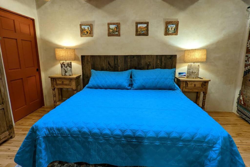 Magical Santa Fe Stay, Minutes From Town Square, Sleeps 4, Includes Free Parking And Outdoor Hot Tub! Exterior photo