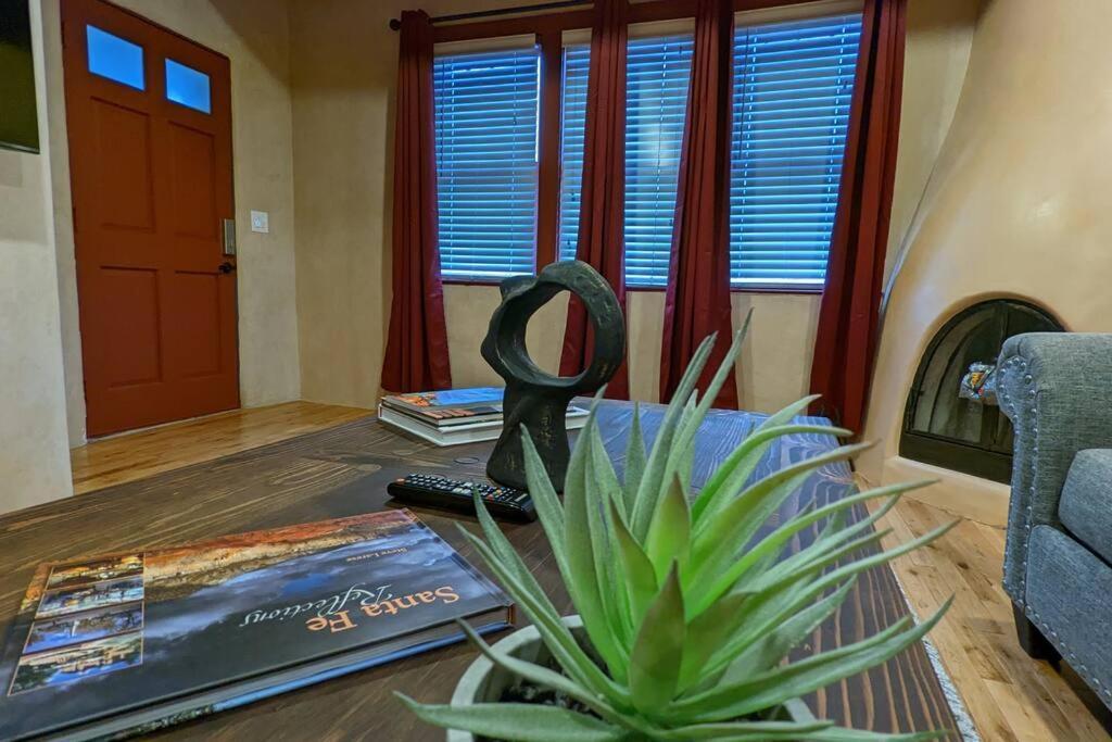 Magical Santa Fe Stay, Minutes From Town Square, Sleeps 4, Includes Free Parking And Outdoor Hot Tub! Exterior photo