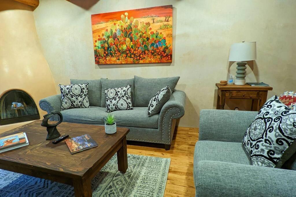 Magical Santa Fe Stay, Minutes From Town Square, Sleeps 4, Includes Free Parking And Outdoor Hot Tub! Exterior photo