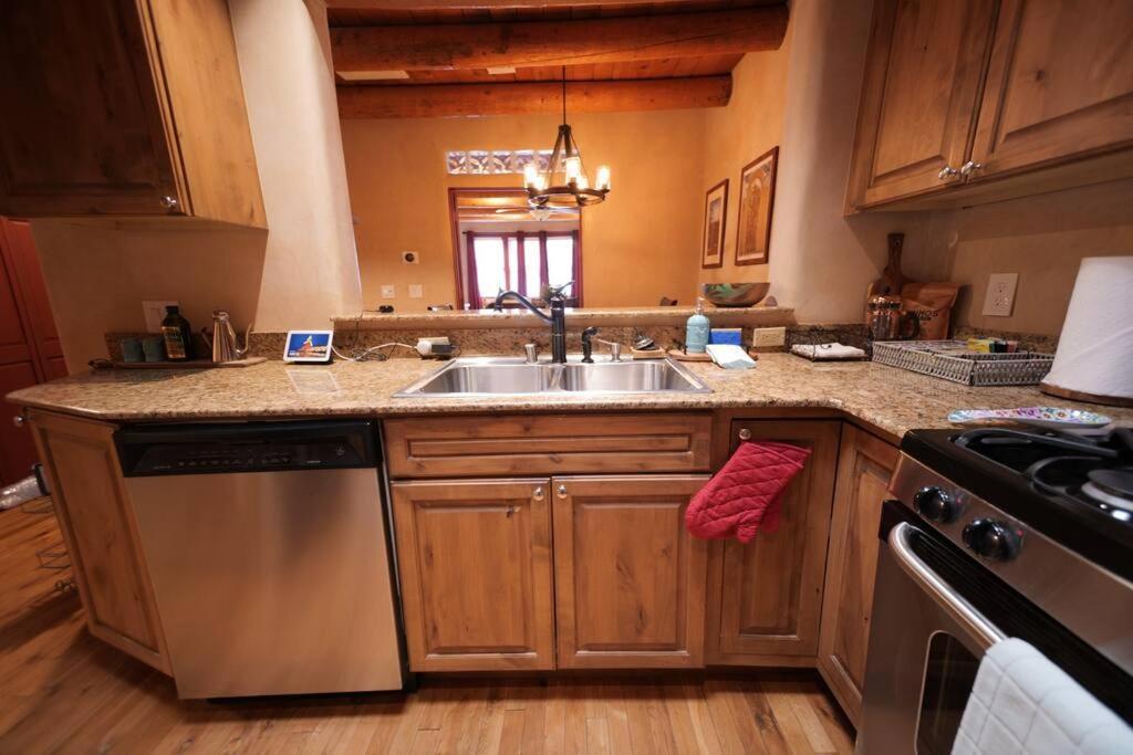 Magical Santa Fe Stay, Minutes From Town Square, Sleeps 4, Includes Free Parking And Outdoor Hot Tub! Exterior photo