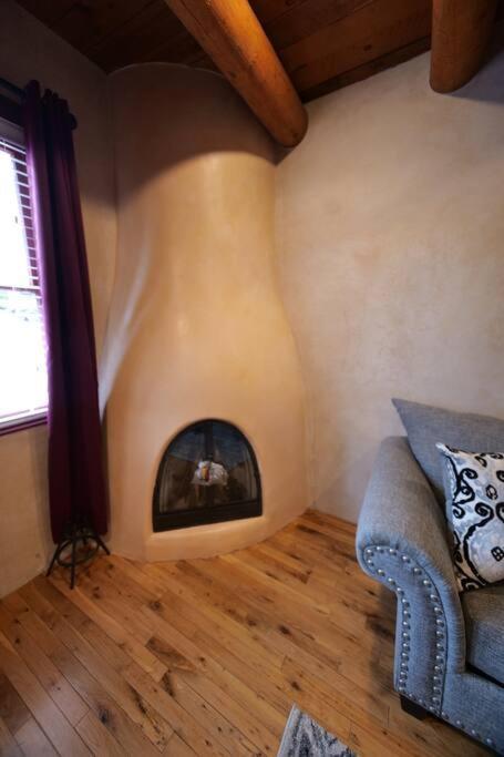 Magical Santa Fe Stay, Minutes From Town Square, Sleeps 4, Includes Free Parking And Outdoor Hot Tub! Exterior photo