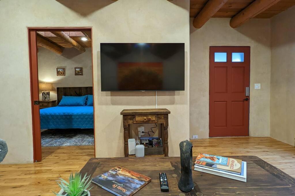 Magical Santa Fe Stay, Minutes From Town Square, Sleeps 4, Includes Free Parking And Outdoor Hot Tub! Exterior photo