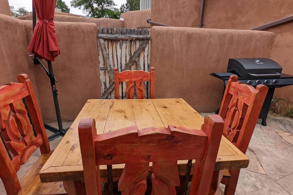 Magical Santa Fe Stay, Minutes From Town Square, Sleeps 4, Includes Free Parking And Outdoor Hot Tub! Exterior photo