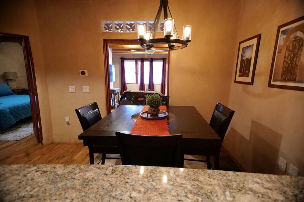 Magical Santa Fe Stay, Minutes From Town Square, Sleeps 4, Includes Free Parking And Outdoor Hot Tub! Exterior photo
