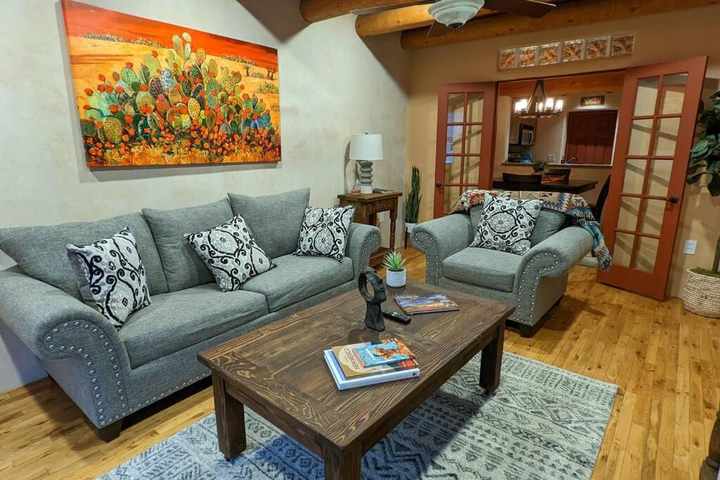 Magical Santa Fe Stay, Minutes From Town Square, Sleeps 4, Includes Free Parking And Outdoor Hot Tub! Exterior photo