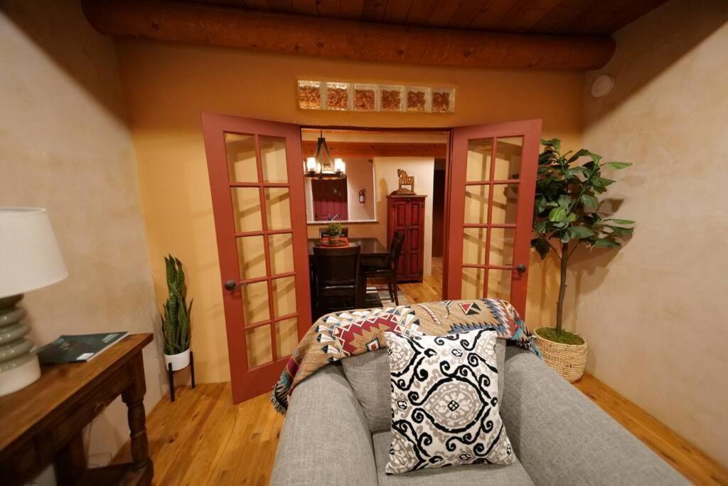 Magical Santa Fe Stay, Minutes From Town Square, Sleeps 4, Includes Free Parking And Outdoor Hot Tub! Exterior photo