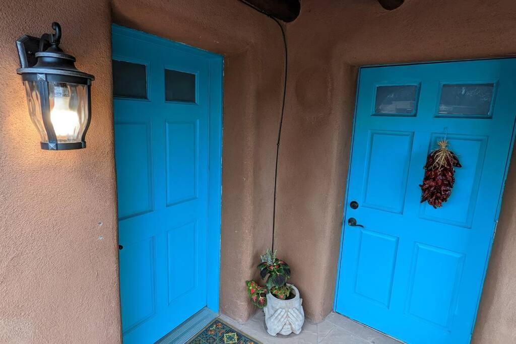 Magical Santa Fe Stay, Minutes From Town Square, Sleeps 4, Includes Free Parking And Outdoor Hot Tub! Exterior photo