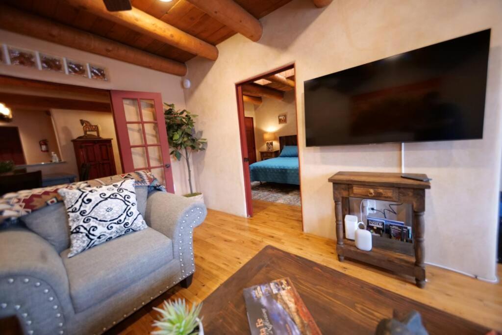 Magical Santa Fe Stay, Minutes From Town Square, Sleeps 4, Includes Free Parking And Outdoor Hot Tub! Exterior photo