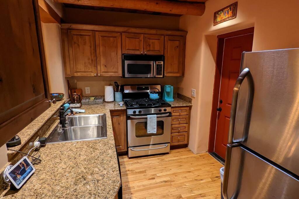 Magical Santa Fe Stay, Minutes From Town Square, Sleeps 4, Includes Free Parking And Outdoor Hot Tub! Exterior photo
