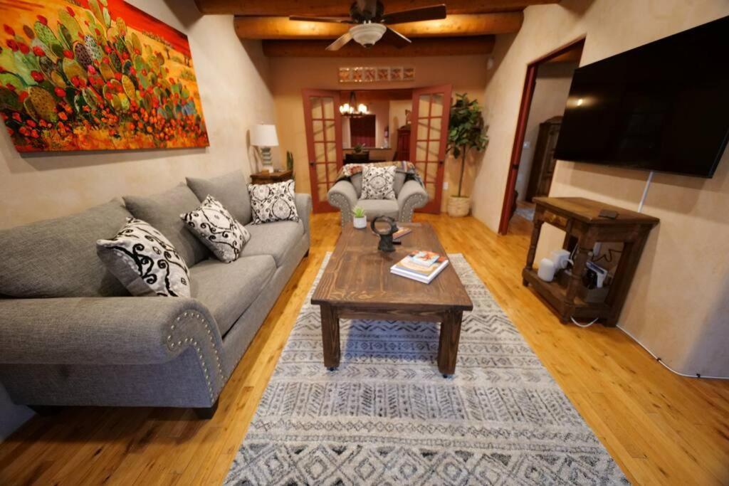 Magical Santa Fe Stay, Minutes From Town Square, Sleeps 4, Includes Free Parking And Outdoor Hot Tub! Exterior photo