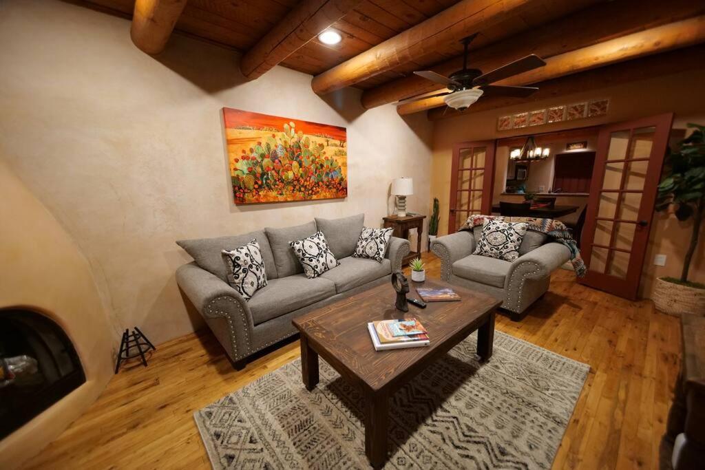 Magical Santa Fe Stay, Minutes From Town Square, Sleeps 4, Includes Free Parking And Outdoor Hot Tub! Exterior photo