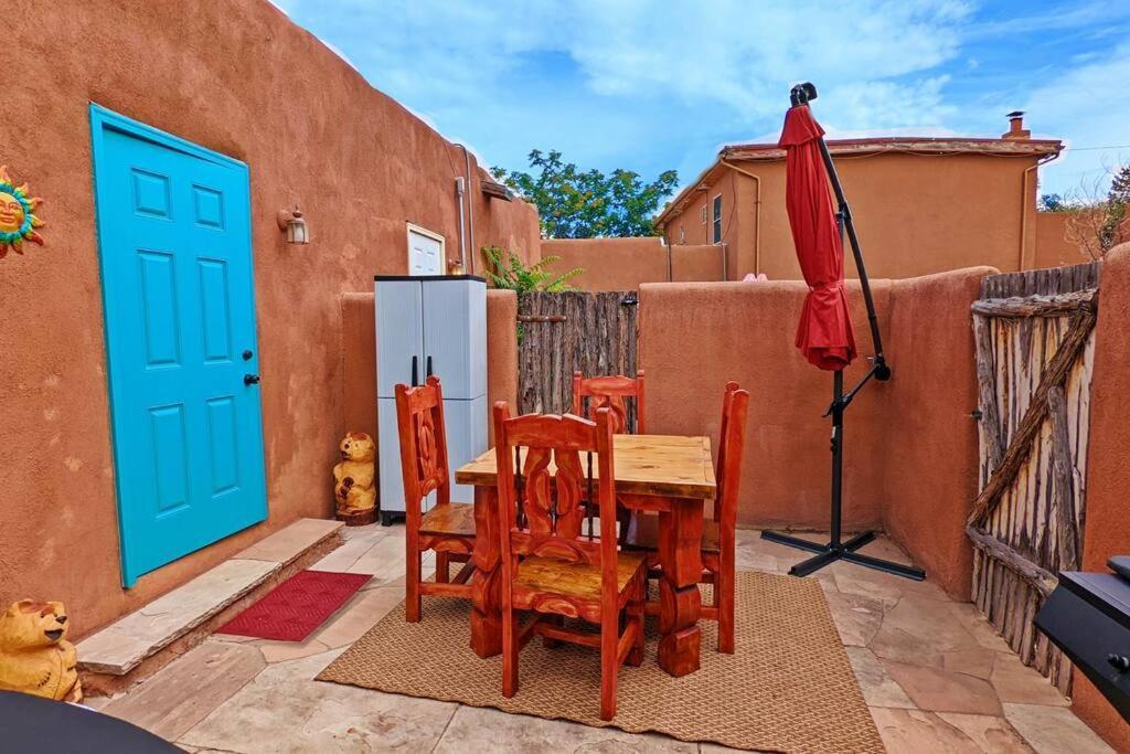 Magical Santa Fe Stay, Minutes From Town Square, Sleeps 4, Includes Free Parking And Outdoor Hot Tub! Exterior photo