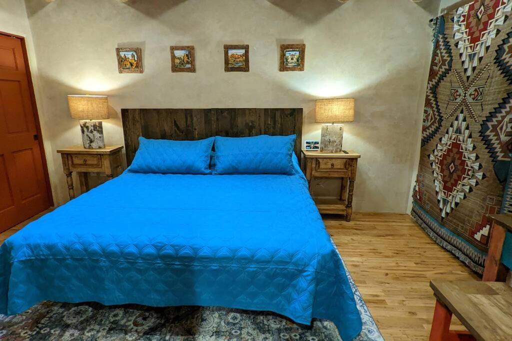 Magical Santa Fe Stay, Minutes From Town Square, Sleeps 4, Includes Free Parking And Outdoor Hot Tub! Exterior photo